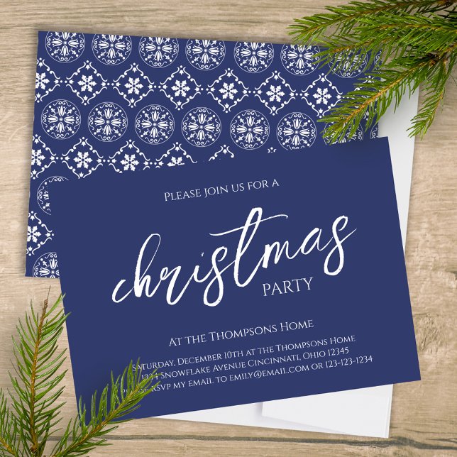 ANPASSNINGSBARNA PARTY i GOD JUL Inbjudningar (Christmas holiday party navy blue snowflake pattern and stylish calligraphy invitation. )