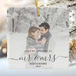 Anpassningsbarna Photo Grått-skript med första hel Julgransprydnad Keramik<br><div class="desc">Minneshögtidlighålla den första julen i giftermål med denna vackra moderna keepsaksprydnad. Grått-texten från kol lyder "Vår första jul som Mr & Mrs", med ord "Mr & Mrs" i handskriftsskript i elegant med blommor före och efter. Ersätt exempelbilden med ditt favoritfoto och lägg till efternamnet och året. Ett vitt övertoningsfilter hjälper...</div>