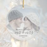 Anpassningsbarna Photo Grått-skript med första hel Julgransprydnad Keramik<br><div class="desc">Minneshögtidlighålla den första julen i giftermål med denna vackra moderna keepsaksprydnad. Grått-texten från kol lyder "Vår första jul som Mr & Mrs", med ord "Mr & Mrs" i handskriftsskript i elegant med blommor före och efter. Ersätt exempelbilden med ditt favoritfoto och lägg till efternamnet och året. Ett vitt övertoningsfilter hjälper...</div>