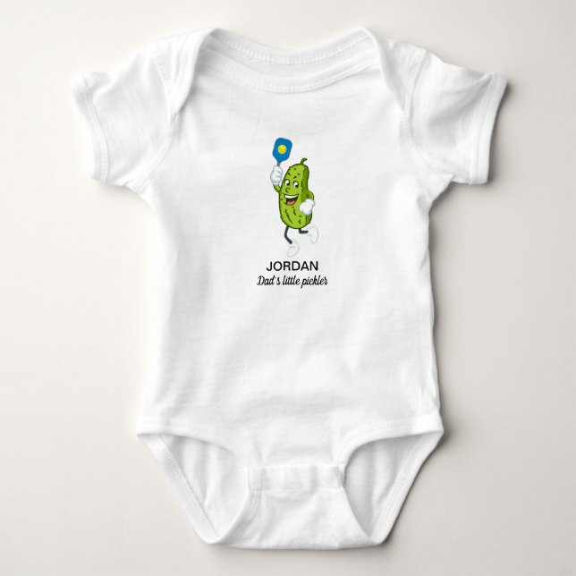 Anpassningsbarna Pickle Holding Pickleball Paddle T Shirt (Framsida)