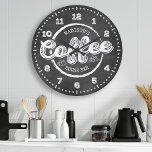 Anpassningsbarna Pub Monogram för kaffehus i Chalk Stor Klocka<br><div class="desc">Chalkboard Coffee House Pub Monogram Anpassningsbar Large Clock. Personligens egna köldklocka i trendiget chalkboard stil med två anpassningsbar som du kan anpassa för att göra detta till din egen. Det skulle se fantastiskt ut i ett kaffe- eller pariscaféköks!</div>