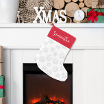 Anpassningsbarna Red and White Snowflake Liten Julstrumpa<br><div class="desc">Med den här traditionella eleganten får du en tidlös pekskärm till din egen lagerhållning för jultorn. Med ett rött och vitt mönster med silver vintern snöflingor blandar det festive Julafton stil med traditionell snö-design för ett mysigt helgdag. Det klassiska kalligrafiskriptet och snyggtens typografi förstärker dess charm, medan det enkla minimalistiska...</div>