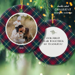 Anpassningsbarna Red Pput Family Photo Text Julgra Julgransprydnad Keramik<br><div class="desc">Fira säsongen med den här roligten som roterar julgran ornament med anpassningsbarnas foto och text på framsidan och baksidan. Perfekt för dina första julklappar,  nylweds,  nyfödd bebis-foto eller nästan någon. Festiv och klassisk - den perfekt helgdag.</div>