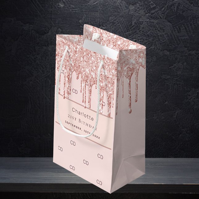 Anpassningsbarna ro vid födelsedag i glitter (Skapare uppladdad)