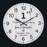 Anpassningsbarna Rustic White Wood 1:a Bröllop-års Stor Klocka<br><div class="desc">Blomsluss på 6e-Bröllop-årsdagen med Personlig Namn och år,  två år av Giftermål-gåva för ett par,  3:e bröllop-årsdagen personlig på julklapp 2025,  8:årsdag för ett par klockor</div>