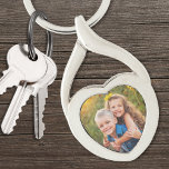 Anpassningsbarna Skapar ditt eget foto Twisted Heart Silverfärgad Nyckelring<br><div class="desc">Skapa en speciell keepy med den här anpassningsbarnas fotonyckelkedja med ett metall hjärtformat ram. Designad med en fotoplats på framsidan är det perfekten för föräldrar eller mor- och farföräldrar som vill ha ett favoritminne nära till hands. Medan idealisk för barn’ bilder kan du även visa en familjereservtagning, ett älskat sällskapsdjur...</div>