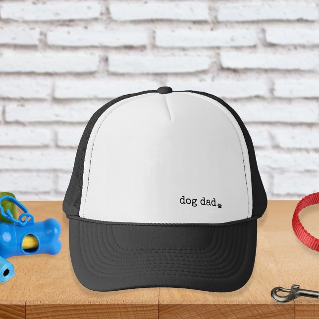 Anpassningsbarna Skriv ut färg med minimal skrivma Keps (For stylish walkies. Dog Dad Trucker cap with minimalist typewriter text and a tiny paw print.)