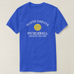 Anpassningsbarna South Dakota Pickleball Klubb Par T Shirt<br><div class="desc">Visa av kärlek i South Dakota-pickleball (byt ut namn och skjorta färg) med den här fantastisk-betlebollskjortan för klubbar, lag, partners eller daglig bära. Lägg bara till din anpassningsbar på 3 linjer för att göra en helt unik pickleball-skjorta. Underbar för turneringar, matchande klubb-skjortor eller ge till din manar/kvinnas eller blandade partner....</div>