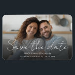 Anpassningsbarna Spara Förlovningen Datum Bröllop Magnet<br><div class="desc">Spara datumfotot med magnetkortet bröllop 4 x 6 tum med vågräts favoritbild med förlovningen Spara datum i vackert skript med kalligrafi och dina för- eller efternamn, bröllop mål och datum i enkel modern typografi. Anpassa ditt kort idag och förlovningens upphetsning till familj och vänner. Om du har några frågor över...</div>