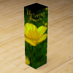 Anpassningsbarna Wildblommor Vin Box i Butterpe Vi Vinlåda<br><div class="desc">Personligen för Vin-boxen i Vinet Wildblommes Gift Boxes Smyckeskrins Keepsakes vild Flower Boxes Ditt namn här sommaren Gula blommor Gift Vin Boxes Anpassade Flower Mementos för manar, Women Butterkoppar Flower Typsnitt Boxes Klicka på "Customize" för att lägga till mer text Välj Anpassningsbar och Färg Personlig Bröllop Vin Wildblommor Butterkoppar Bröllop...</div>
