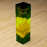 Anpassningsbarna Wildblommor Vin Box i Butterpe Vi Vinlåda<br><div class="desc">Personligen för Vin-boxen i Vinet Wildblommes Gift Boxes Smyckeskrins Keepsakes vild Flower Boxes Ditt namn här sommaren Gula blommor Gift Vin Boxes Anpassade Flower Mementos för manar, Women Butterkoppar Flower Typsnitt Boxes Klicka på "Customize" för att lägga till mer text Välj Anpassningsbar och Färg Personlig Bröllop Vin Wildblommor Butterkoppar Bröllop...</div>