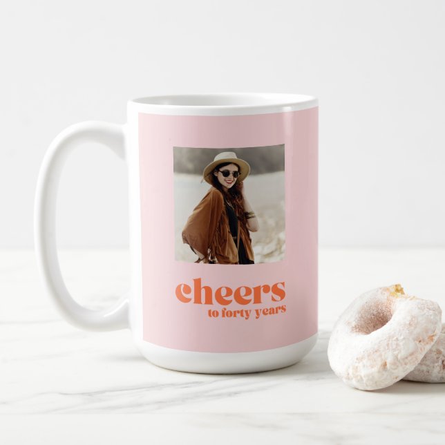 Anpassningsbarnas foto 40-årsdag bjuder på rosa ap kaffemugg (Med munk)