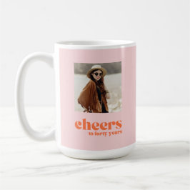 Anpassningsbarnas foto 40-årsdag bjuder på rosa ap kaffemugg