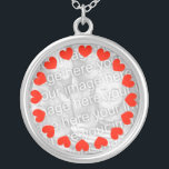 Anpassningsbarnas fotohalsband | Lägg till bilden  Silverpläterat Halsband<br><div class="desc">Anpassningsbarnas fotohalsband med röda hjärtan i runda cirklar | Lägg till bild. Anpassningsbar design med din bild. Loving presentidé för kvinnor som flickvän osv. Personlig design.</div>