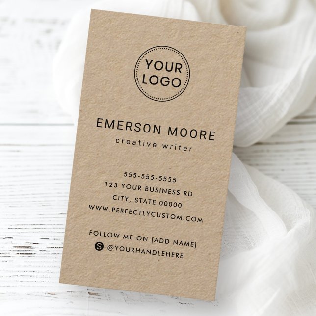 Anpassningsbarnas logotyp det moderna minimalistis visitkort (Custom logo modern minimalist vertical Kraft paper Business Card)