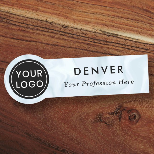 Anpassningsbarnas logotyp, personalens blek, blått namnbricka (Skapare uppladdad)