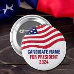 Anpassningsbarnas politiska kandidat 2024 till val knapp<br><div class="desc">Kandidatknappar från anpassade politiska kampanj med den amerikanska flagga ovanpå er text i rött,  vitt och blått. Lägg till ert val till president eller annat politiskt kontor i valet 2024. Fet anpassningsbar.</div>