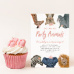 Anropa alla Party-djur Rosa Safari Birthday  Inbjudningar<br><div class="desc">Kute och roligt barn safari: födelsedagsfest inbjudan med illustration av safaridjur av giraffe,  snö leopard,  rhino,  lejon,  elefant och zebra med rosa blommor,  krona och havshattar. I texten står det "alla djur i party". Perfekt för en flickas födelsedagsfest.</div>