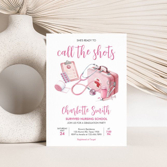 Anropa Shots-inbjudan till sjuksköterskor med Stud Inbjudningar (Pink Call the Shots Nursing Graduation Party Invitation)