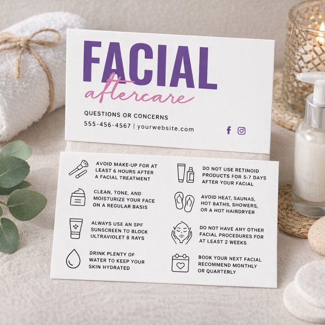 Ansiktskort för eftervård efter behandling med val visitkort (Facial aftercare card flat lay mockup with soft neutral spa styling and elegant skincare)