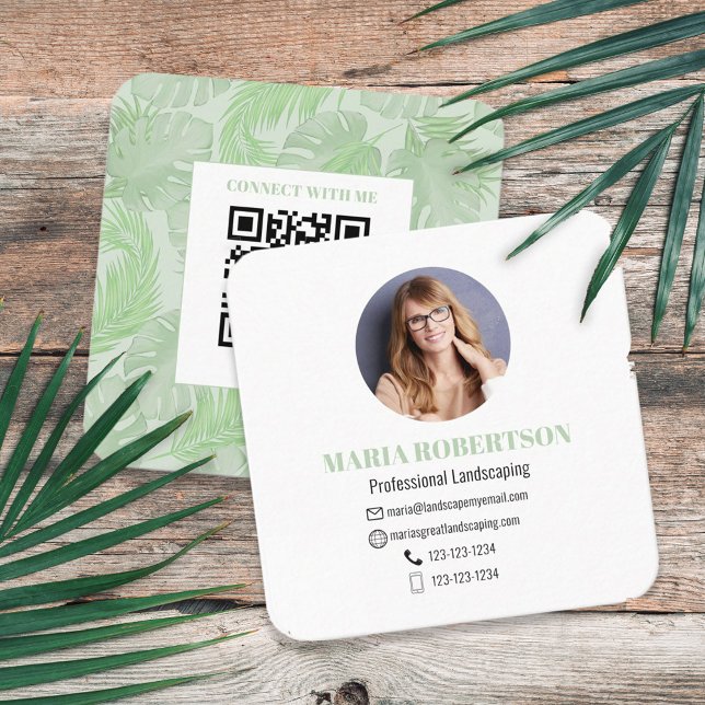 Anslut med mig | QR-kod Social Media Handflatan Lö Fyrkantigt Visitkort (Business card template with botanical palm leaves, with white and green lettering. )