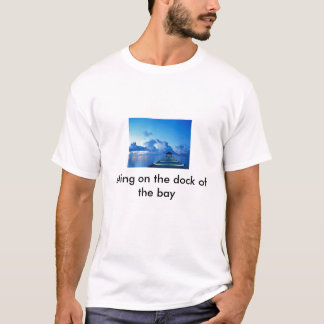 Ansluta och att sitta på skeppsdockan av fjärden tee