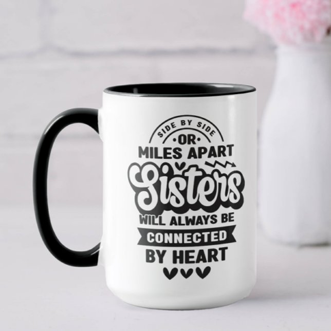 Ansluten av hjärtsyster mugg (Side by side or miles apart sisters will always be connected by heart.)