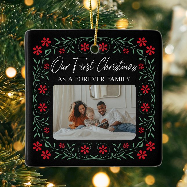 Anta vår första jul som en evig familj julgransprydnad keramik (Our first christmas as a forever family adoption foster care ornament with name and year custom gift)