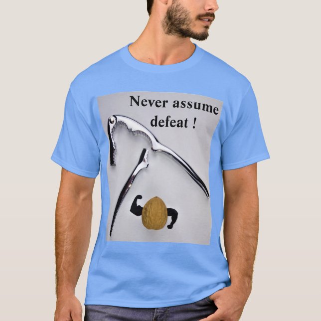 Antaga aldrig nederlag! t shirt (Framsida)
