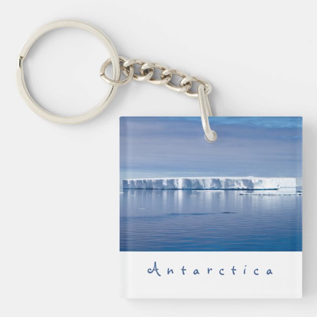 Antarctica iceberg liggande foto med vit text (Framsidan)