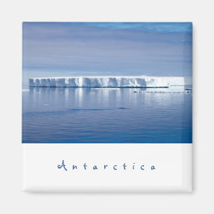 Antarctica iceberg liggande foto med vit text magnet