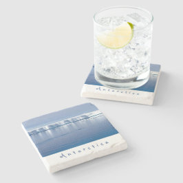 Antarctica iceberg liggande foto med vit text stenunderlägg