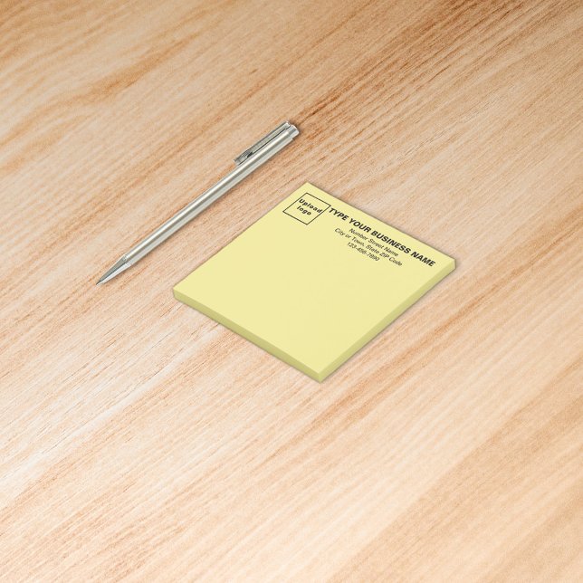 Anteckning om Business Gult Square sätter in det Post-it Block (Build brand name awareness. Your business brand on heading of yellow square post it note.)