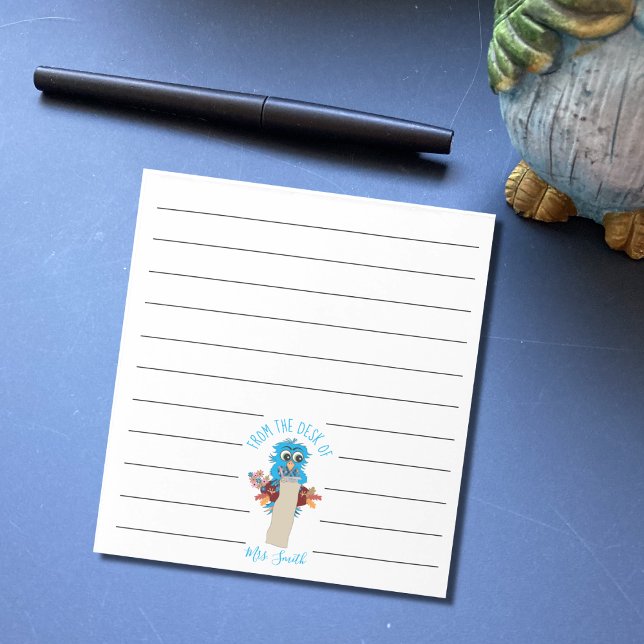 Anteckningsblocket Blue Uggla Lacher Lining Anteckningsblock (Notepad on a desk)