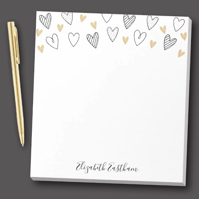 Anteckningsblocket Girly Black Guld Heart Feminine Anteckningsblock (An elegant black and gold hearts notepad with script personalization.)