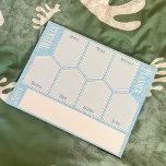 Anteckningsblocket Lakan Blommigt för veckoplaneri Anteckningsblock<br><div class="desc">Börja planera din vecka med vårt Blue Weekly Planner Vågrät Lakan-Anteckningsblock som kan sitta vid ditt skrivbord och alltid vara där för att hjälpa dig att planera dina dagar. Få mer organiserat med vågrät för veckoplanering,  samtidigt som du får den mjuka blå färg-bakgrunden och den lugn bakgrunden.</div>