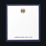 Anteckningsblocket Navy Blue Brushed Guld Monogram Anteckningsblock<br><div class="desc">Öka ditt anteckningsspel med det här lyxaktiga anteckningsblocket med personlig som har ett borstat monogram av metall guld överst och ditt namn i klassisk typografi vid grund, elegant inramat i marin blå trim. Perfekt för att slå ihop idéer, ta anteckningar eller skapar listor gör det här anteckningsblocket en underbar gåva...</div>