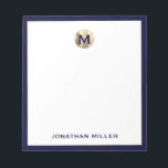 Anteckningsblocket Navy Blue Brushed Guld Monogram Anteckningsblock<br><div class="desc">Öka ditt anteckningsspel med det här lyxaktiga anteckningsblocket med personlig som har ett borstat monogram av metall guld överst och ditt namn i klassisk typografi vid grund, elegant inramat i marin blå trim. Perfekt för att slå ihop idéer, ta anteckningar eller skapar listor gör det här anteckningsblocket en underbar gåva...</div>