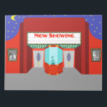 Anteckningsblocket Retro Movie Theater Anteckningsblock<br><div class="desc">Stjärnorna är i fullt på Anteckningsblocket Retro Movie Theater - både stjärnorna på natten himlar och stjärnorna på silver skärm. Den minimalistiska konstdesignen från 1960-talet i stil har utsidan av ett klassiskt filmhus från filmens gyllene ålder. Det röda byggnaden har en briljant belyst markeringsram som säger "NU SHOWING" i rött...</div>