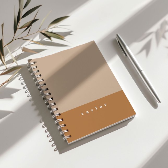 Anteckningsbok med skämtröd färgblock och eget nam (Blush pink color block personalizable notebook.)