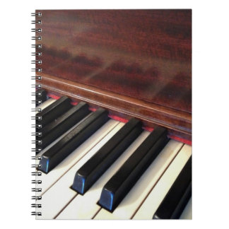 Anteckningsbok som presenterar pianot med spiral