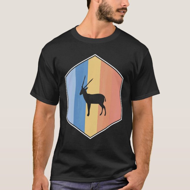 Antelope med Retro Färg i en hexagon T Shirt (Framsida)