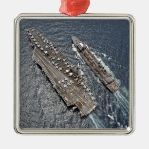 Antennen beskådar av hangarfartyget USS Ronald Julgransprydnad Metall