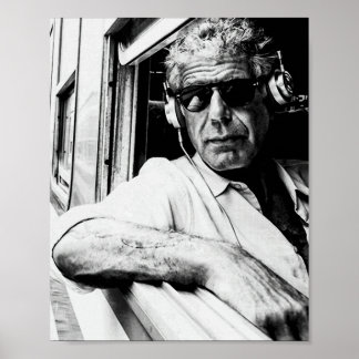 Anthony Bourdain med hörlurar 1 Poster