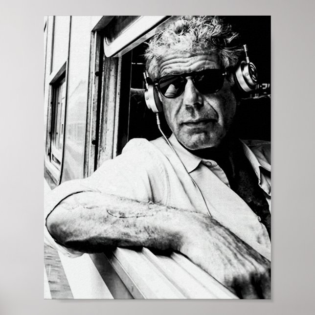 Anthony Bourdain med hörlurar 1 Poster (Framsidan)