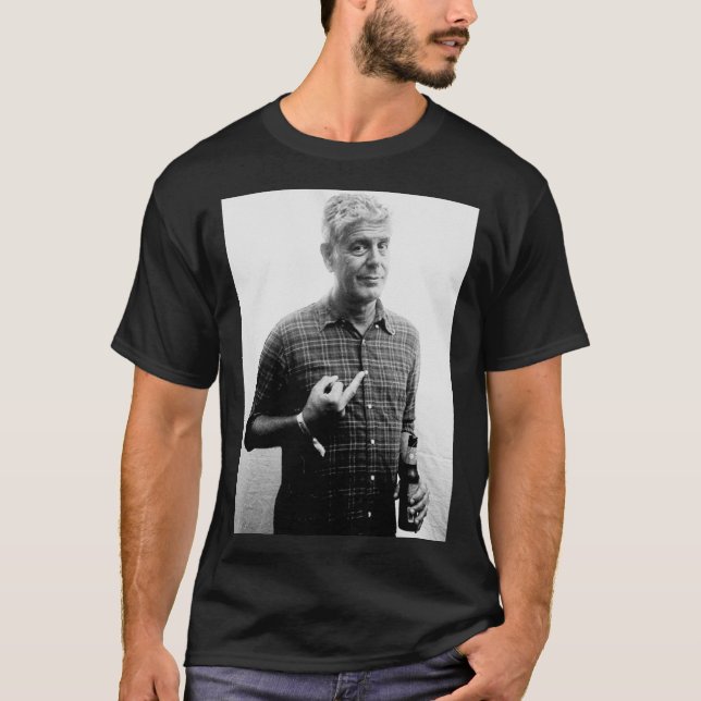 Anthony Bourdain mitten finger och dricker öl C T Shirt (Framsida)