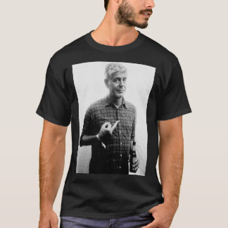 Anthony Bourdain mitten finger och dricker öl C T Shirt