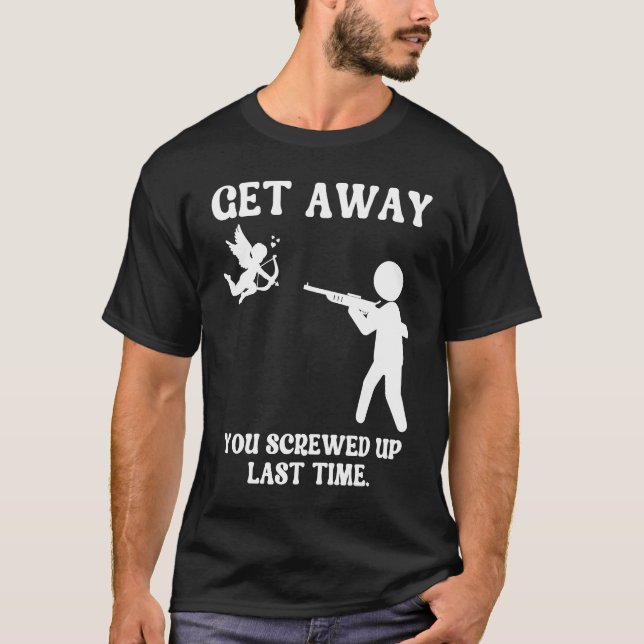Anti Valentines Day Get Away Cupid  Man Aims Gun T Shirt (Framsida)
