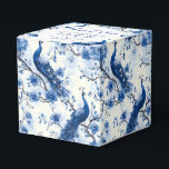 Antik blå fransk chinoiserie akvarell påfågel presentaskar<br><div class="desc">Denna vintageinspirerade blå franska chinoiseriepresentask har en detaljerad akvarell pål, perfekt för bröllop och speciella evenemang. Den eleganta designen ger utrymme för parets namn, bröllopsdatum och ett personligt meddelande, vilket gör den till ett stilrent tillägg till din samling av bröllopspresenter. Om du behöver hjälp med att anpassa denna vara, tveka...</div>