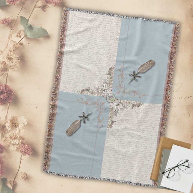 Antik Blå Klassisk Manuskript Vävd Frans Filt (A touch of timeless blue elegance for your classic home. This woven throw adds sophistication.)